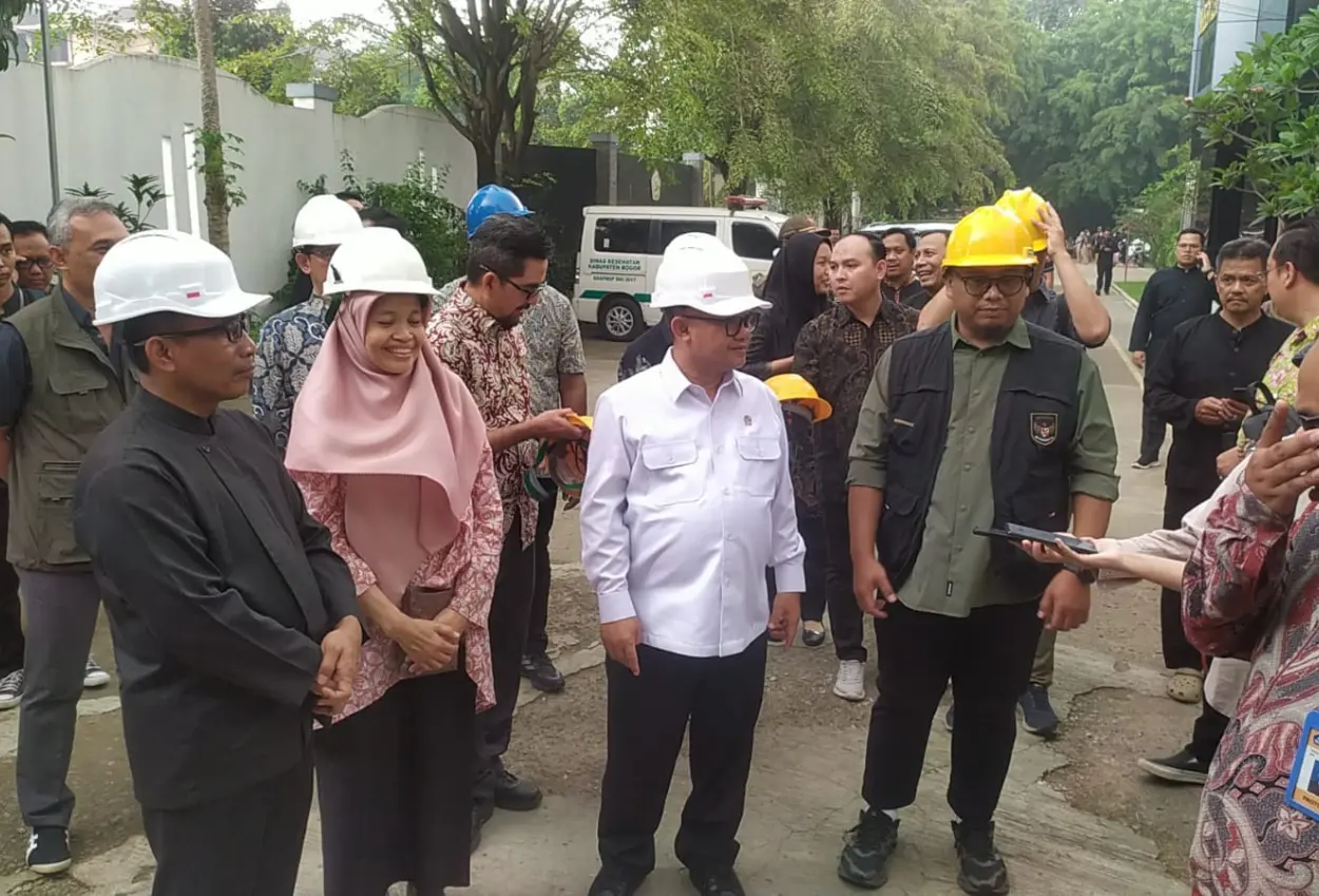 Atap smkn 1 cileungsi roboh, mendikdasmen pastikan segera proses perbaikan