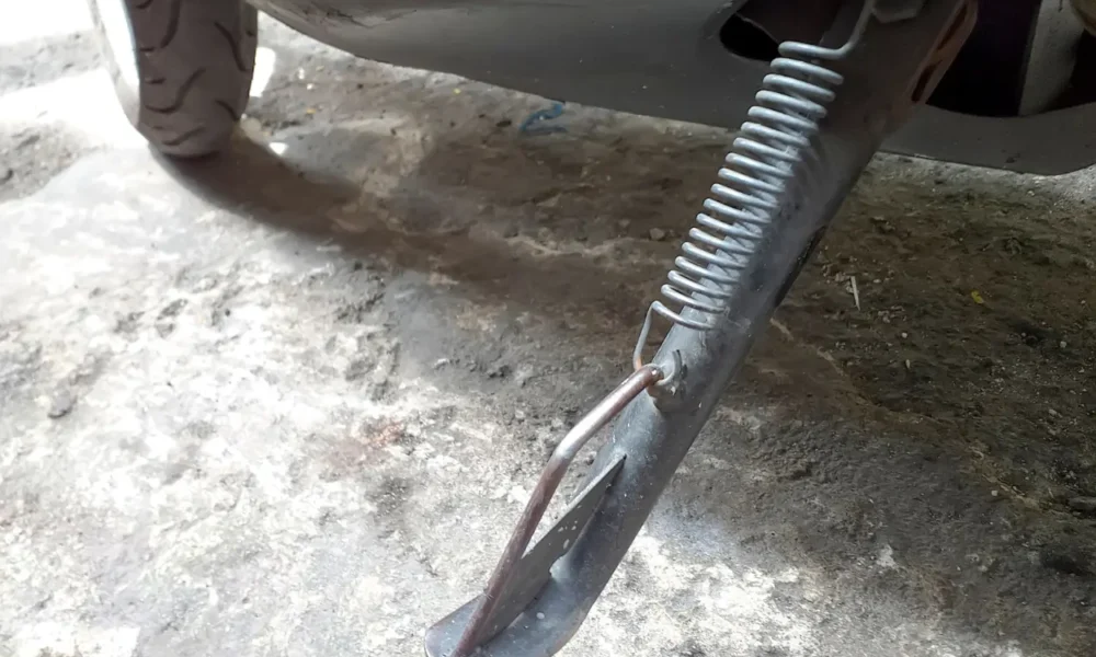 Bisa bikin aki soak! ini dampak jika terlalu sering matikan motor dengan standar samping