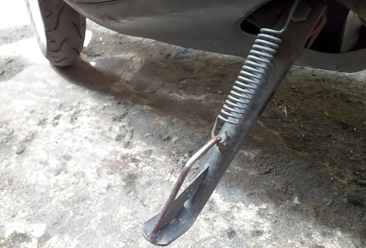 Bisa bikin aki soak! ini dampak jika terlalu sering matikan motor dengan standar samping