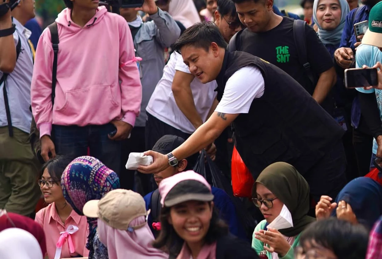 Bobon santoso bagi bagi 2 ribu nasi padang ke massa aksi