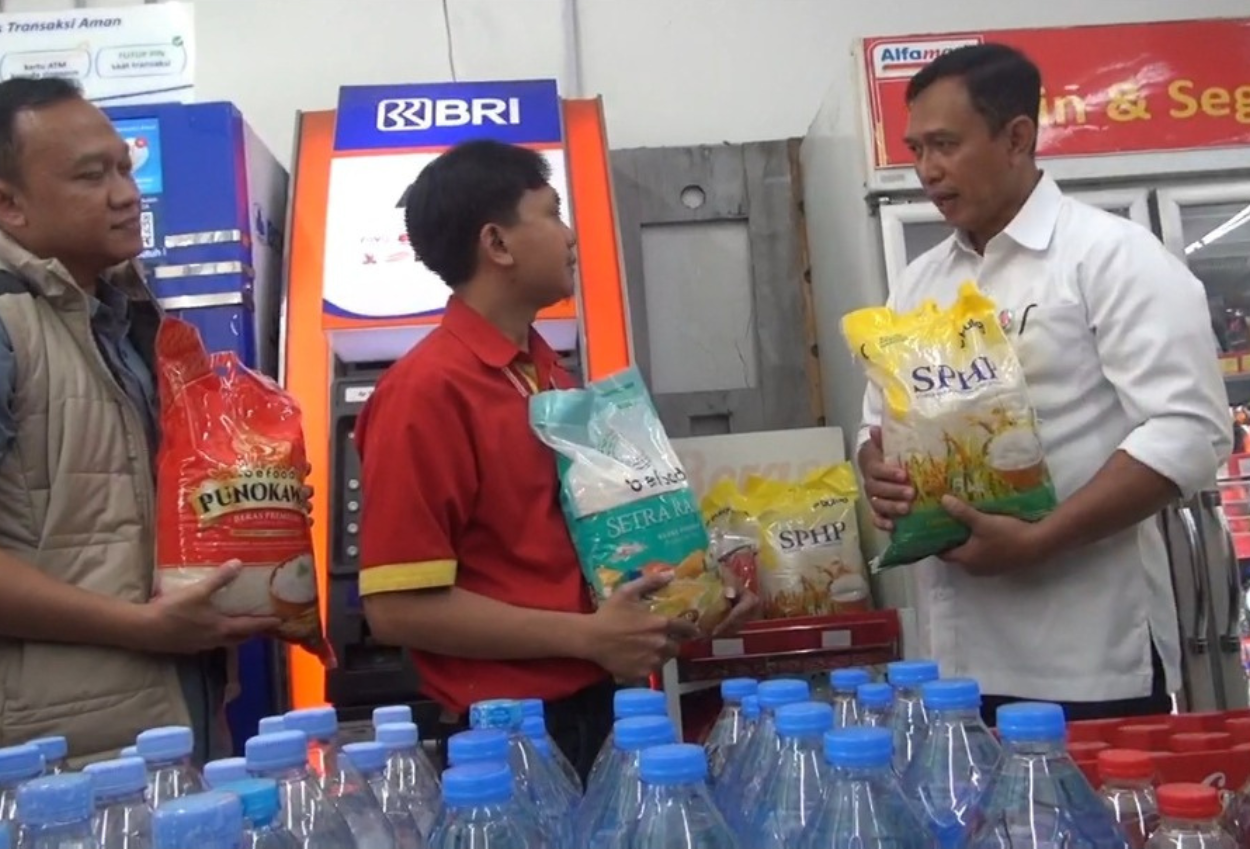 Bulog dan satgas pangan polri pastikan stok beras sphp dan premium tersedia di ritel modern
