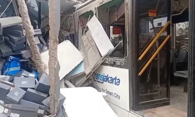 Bus transjakarta tabrak empat ruko di pulogebang, diduga karena rem blong