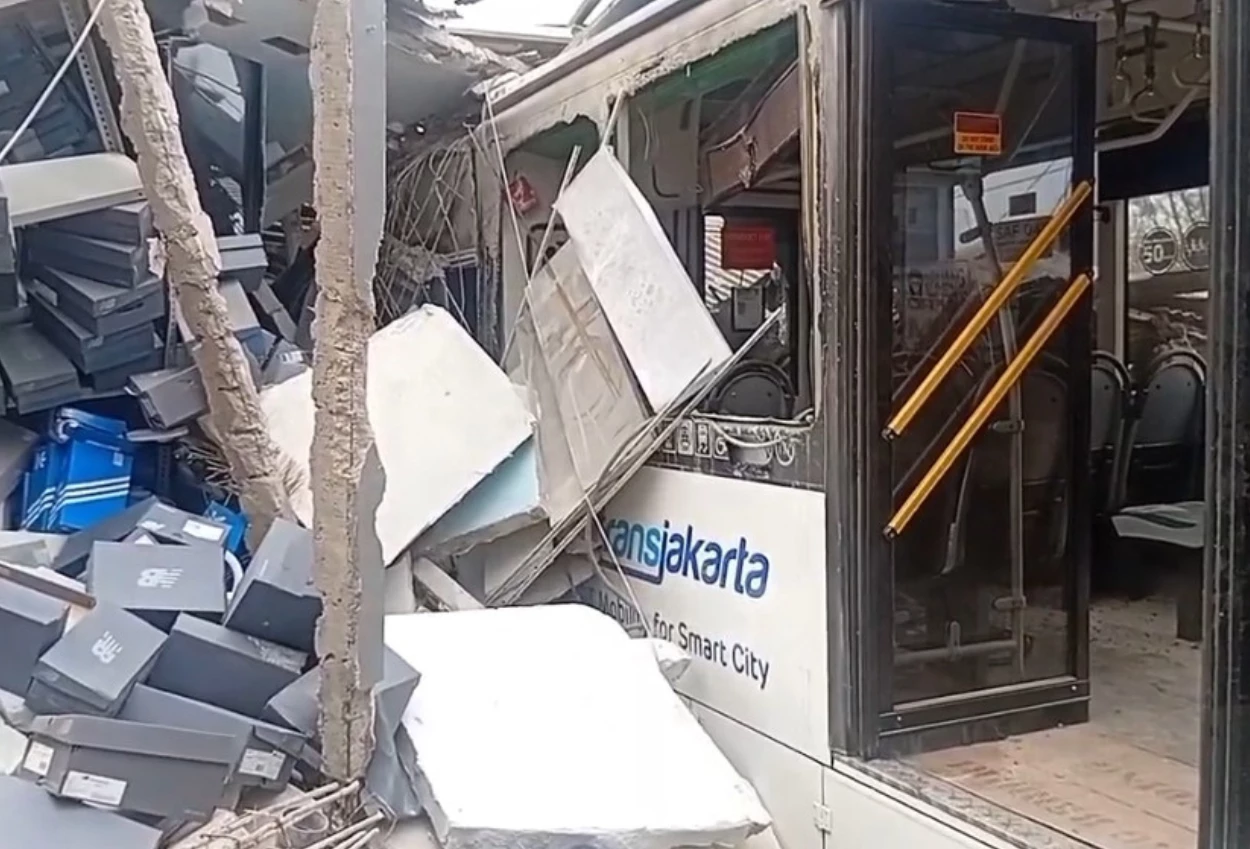 Bus transjakarta tabrak empat ruko di pulogebang, diduga karena rem blong