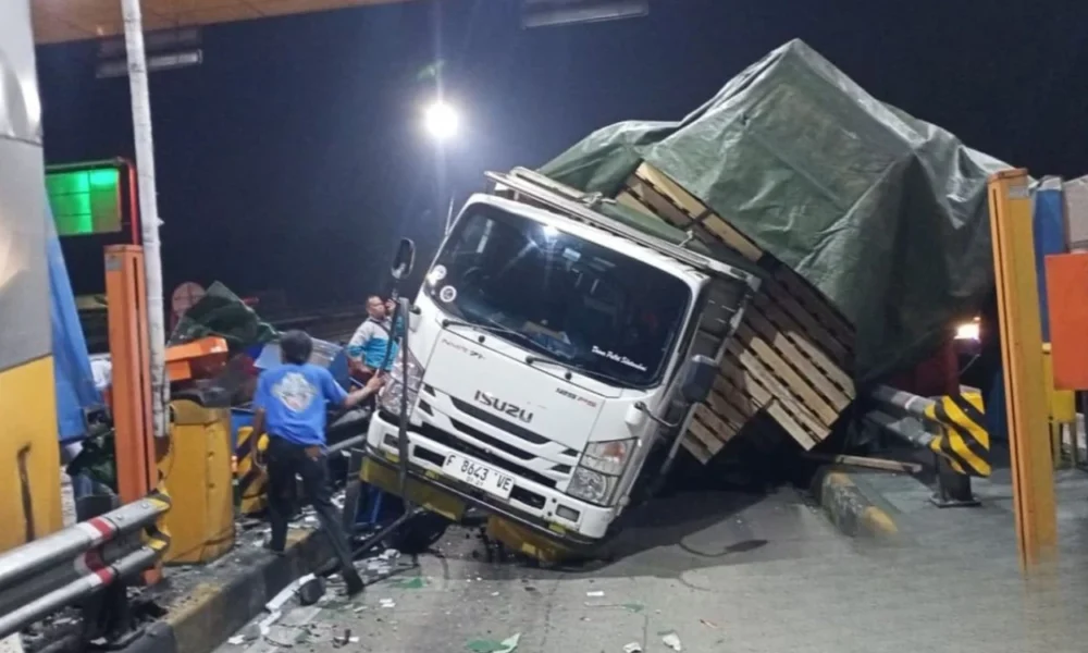 Diduga rem blong, truk kontainer tabrak gerbang tol ciawi pagi ini hingga porak poranda