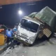 Diduga rem blong, truk kontainer tabrak gerbang tol ciawi pagi ini hingga porak poranda
