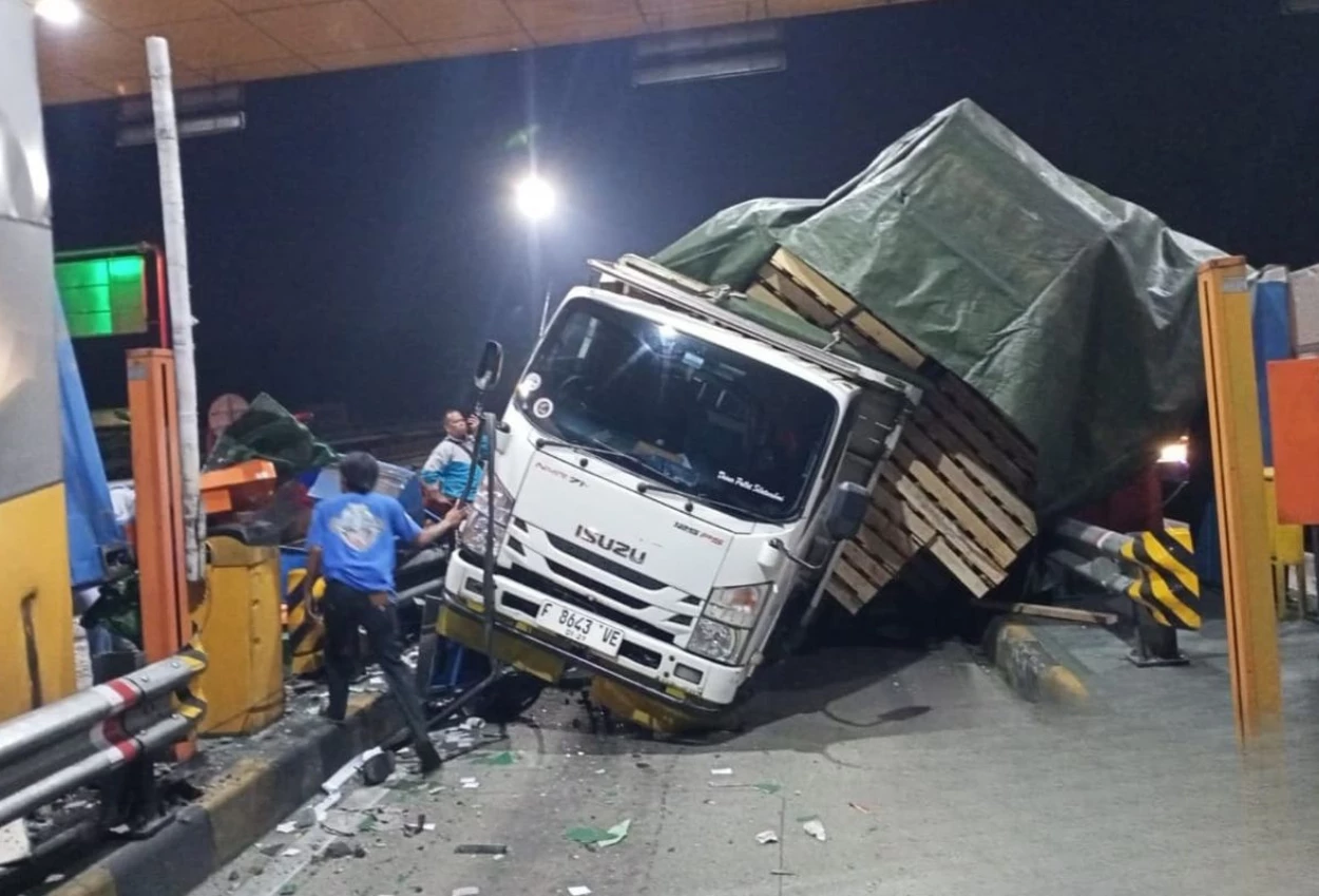 Diduga rem blong, truk kontainer tabrak gerbang tol ciawi pagi ini hingga porak poranda