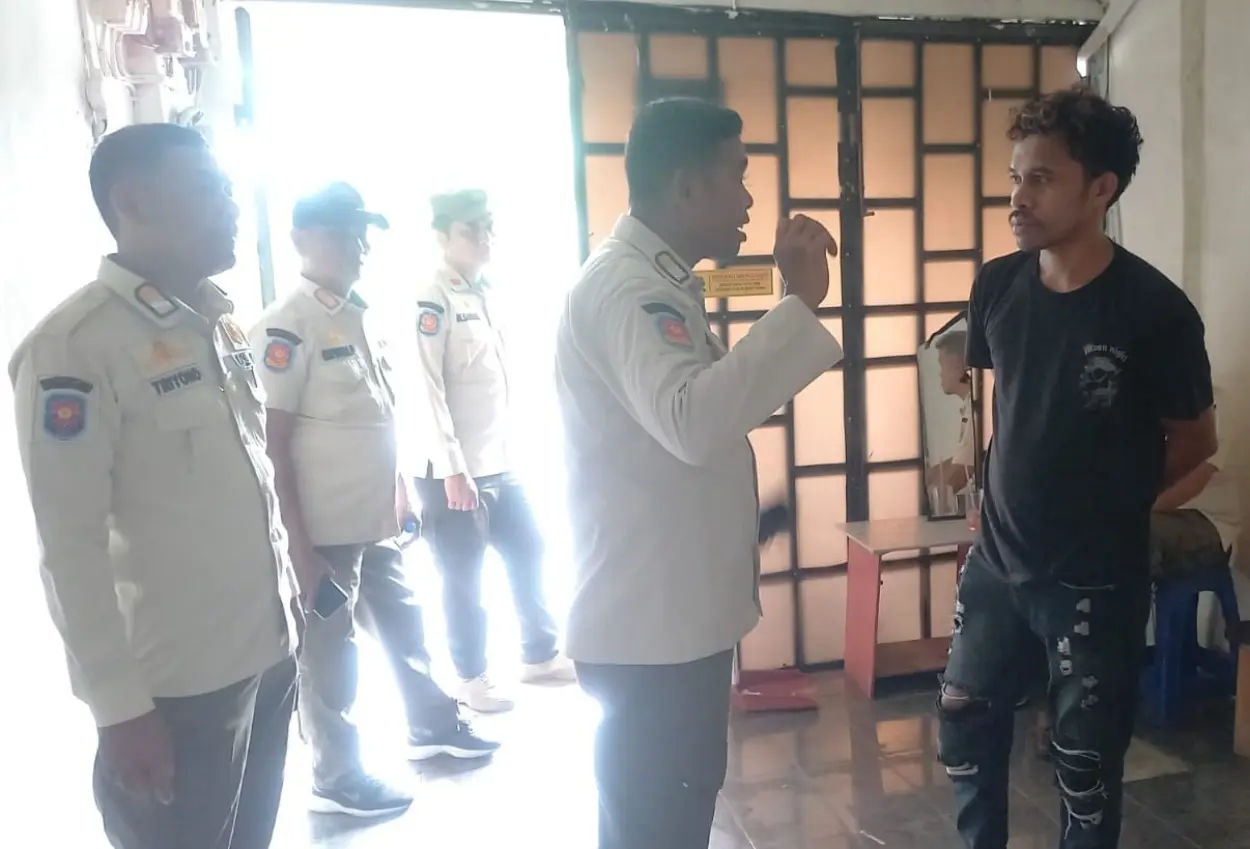 Diduga jadi sarang prostitusi, dua indekos di jakbar digerebek satpol pp