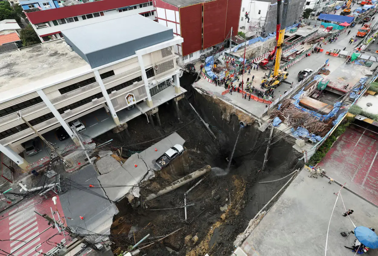 Geger! sinkhole muncul di depan rumah sakit thailand, pasien hingga warga dievakuasi
