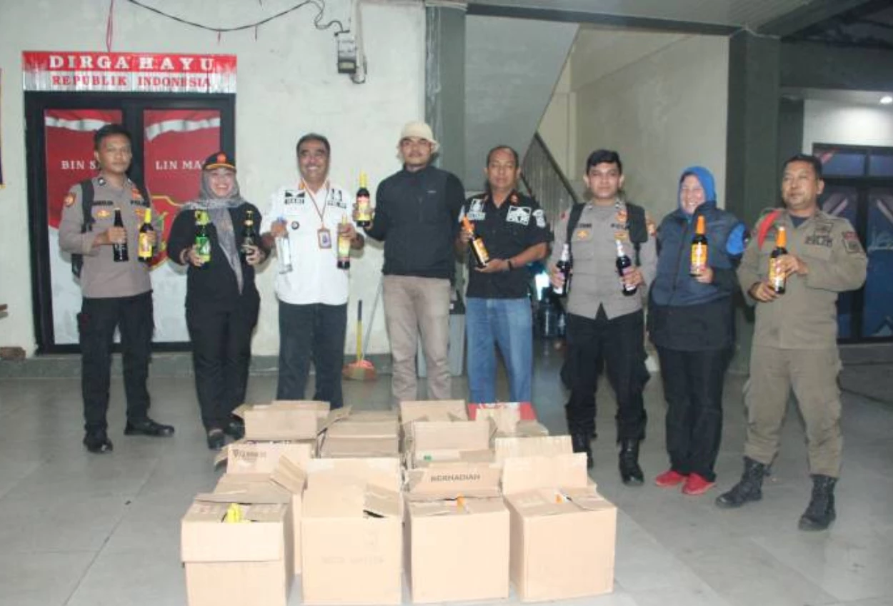Gelar razia, ratusan botol miras disita satpol pp tangerang dari warung di ciledug