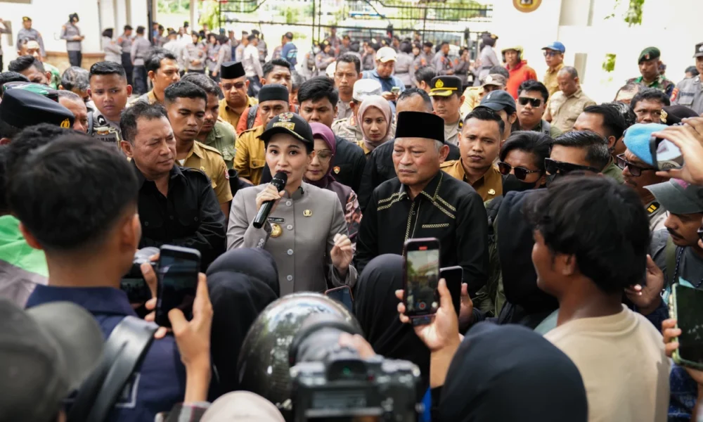 Gubernur maluku utara temui pendemo di depan dprd malut