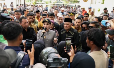Gubernur maluku utara temui pendemo di depan dprd malut
