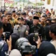 Gubernur maluku utara temui pendemo di depan dprd malut