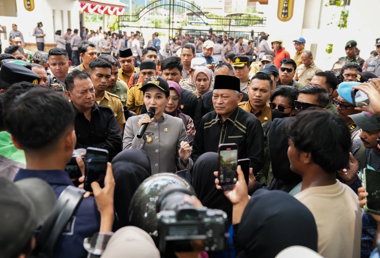 Gubernur maluku utara temui pendemo di depan dprd malut