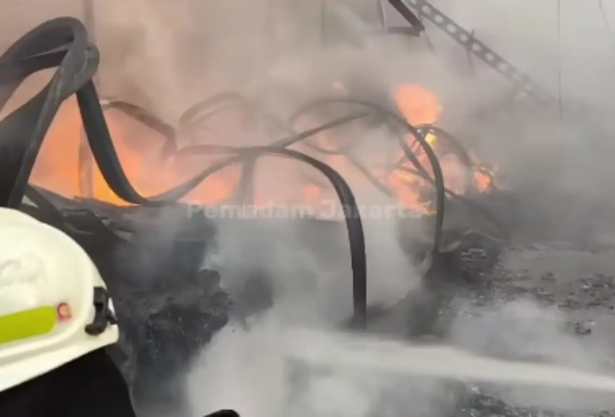 Gudang karpet di sunter jakut terbakar hangus, 19 unit damkar dikerahkan