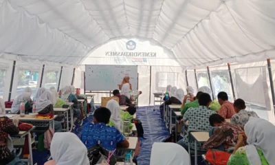 Imbas atap ambruk, siswa sma cileungsi belajar di tenda