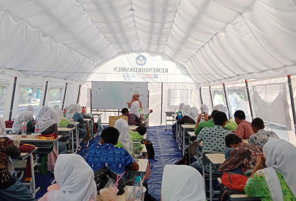 Imbas atap ambruk, siswa sma cileungsi belajar di tenda