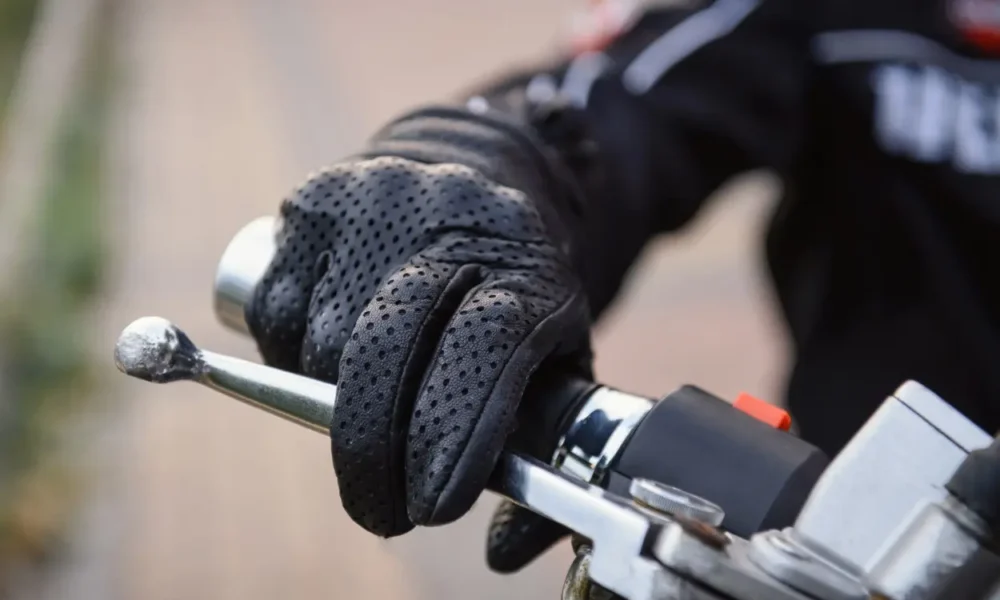 Jangan kebiasaan! ini risiko kalau sering taruh jari di tuas rem motor
