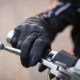 Jangan kebiasaan! ini risiko kalau sering taruh jari di tuas rem motor