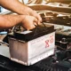 Jangan sampai salah! ini urutan aman melepas dan pasang aki mobil sendiri di rumah
