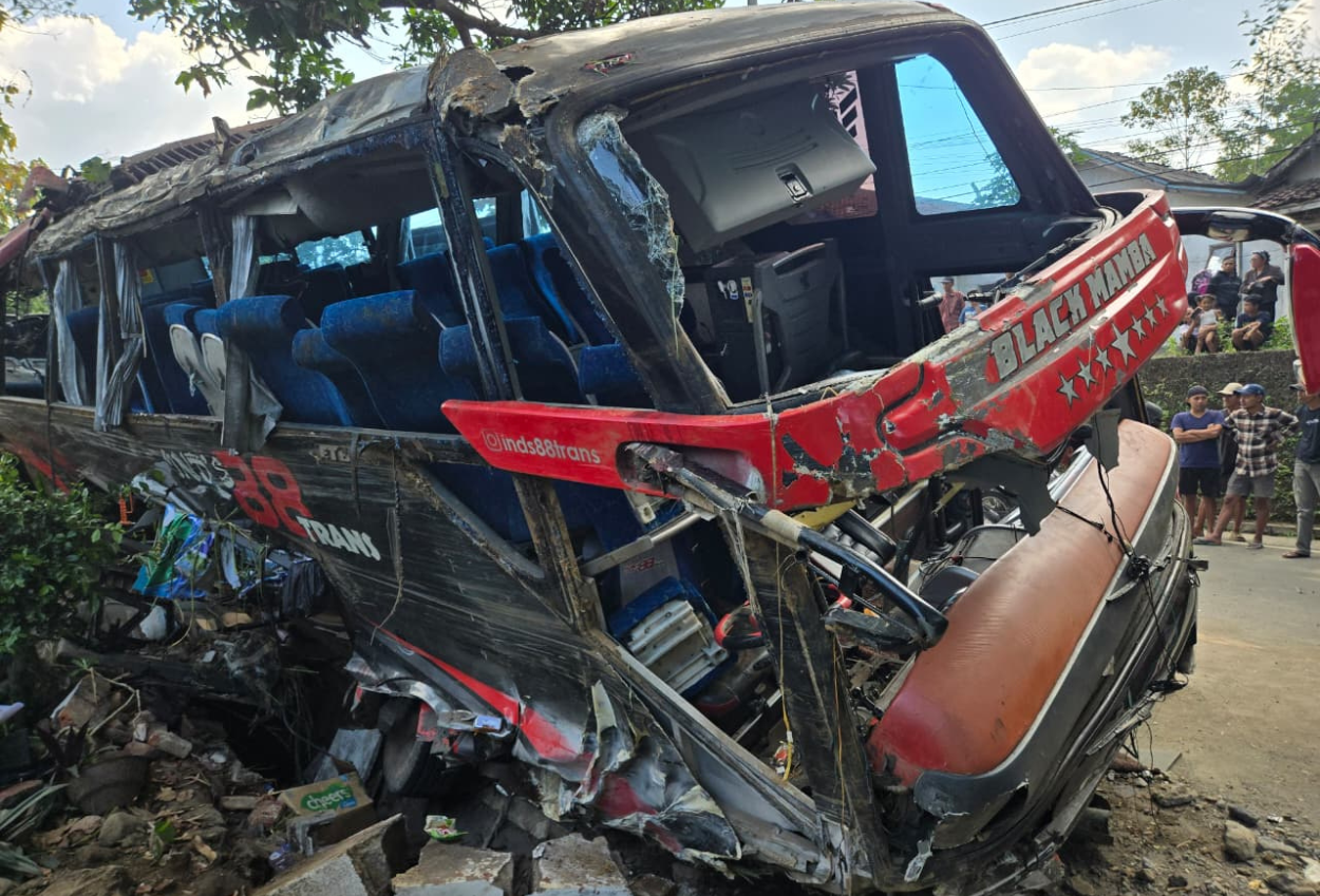 Kecelakaan maut bus rombongan karyawan rsbs di lereng bromo, 8 orang tewas
