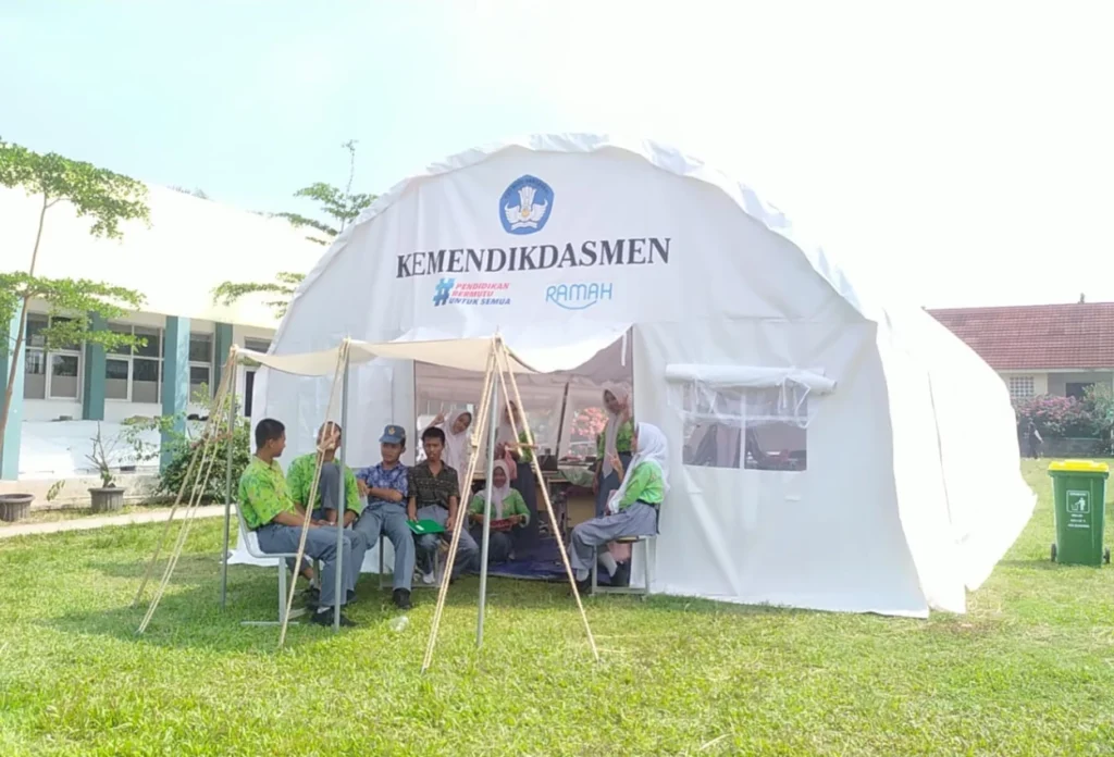 Kegiatan belajar mengajar di smkn 1 cileungsi