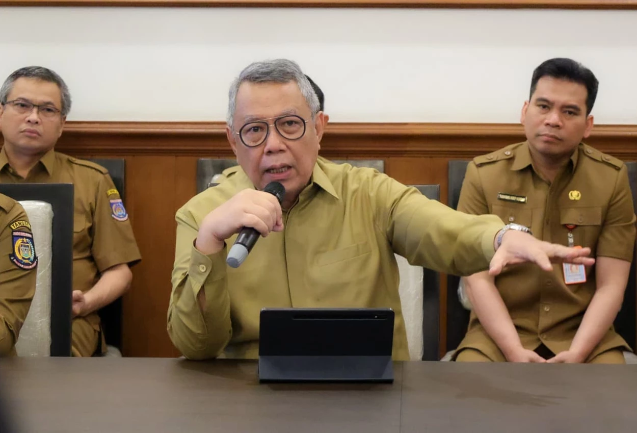 Laporan keuangan pemkot tangsel rp5 triliun viral usai warganet soroti anggaran souvenir rp23 miliar dan konsumsi rp60 miliar. wali kota benyamin beri klarifikasi.