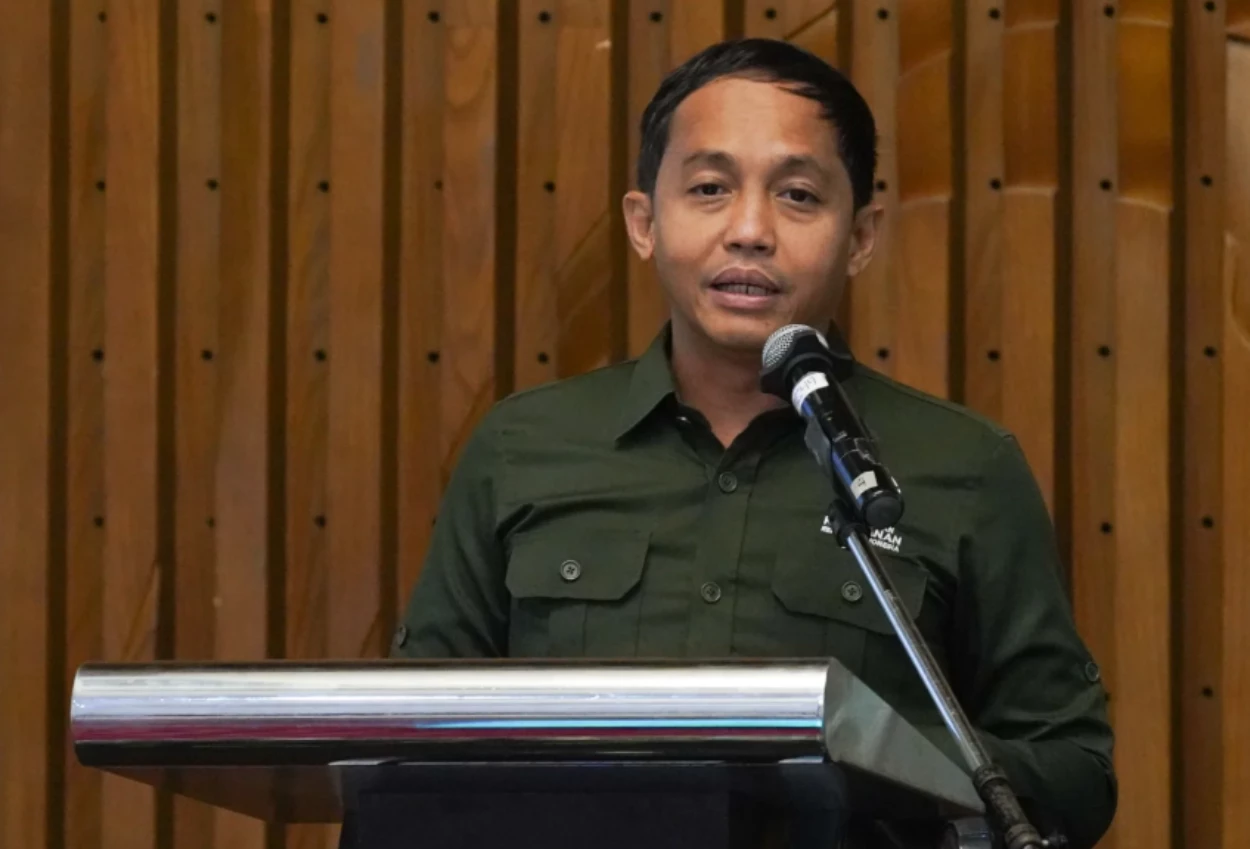 Menhut raja juli klarifikasi soal main domino bersama tersangka pembalak liar dan menteri ppmi