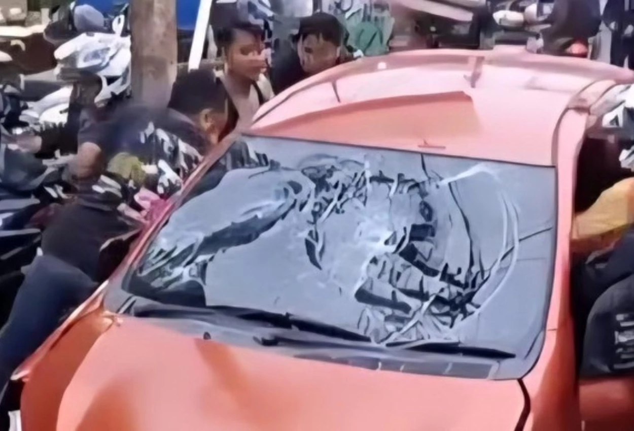 Mobil lcgc diamuk massa usai seruduk 3 motor di bogor