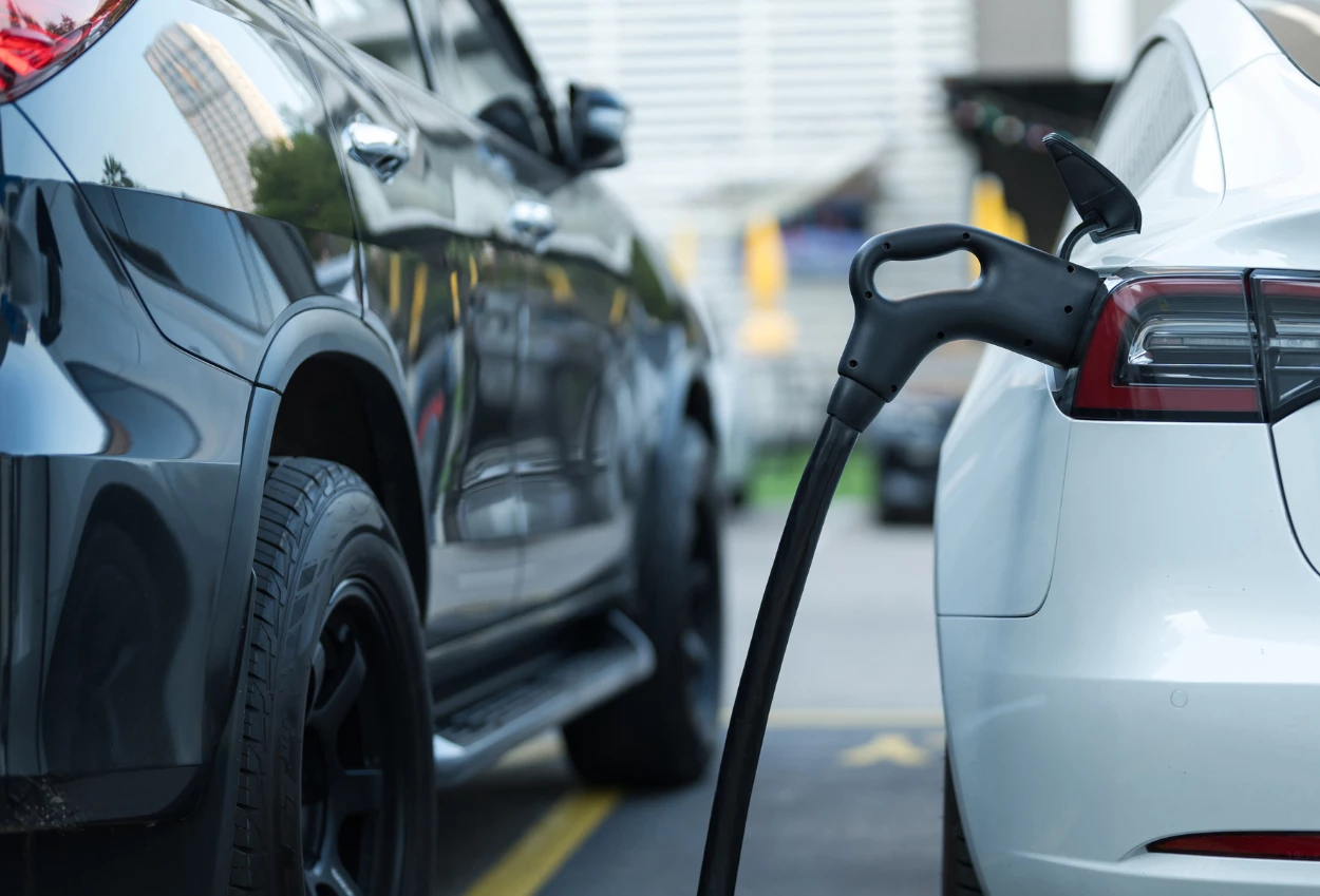 Mobil listrik vs mobil konvensional mana yang lebih hemat biaya operasional