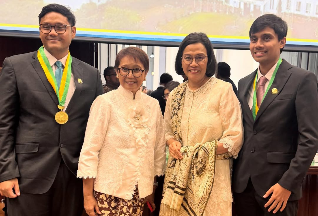 Momen kompak retno marsudi dan sri mulyani hadiri wisuda dokter spesialis anaknya