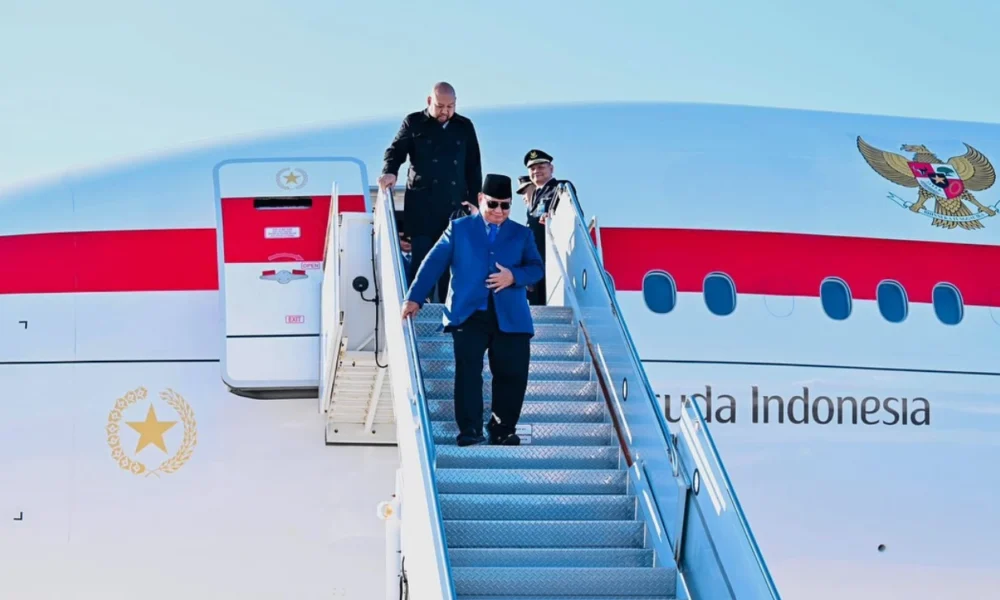 Momen prabowo disambut diaspora saat tiba di hotel new york