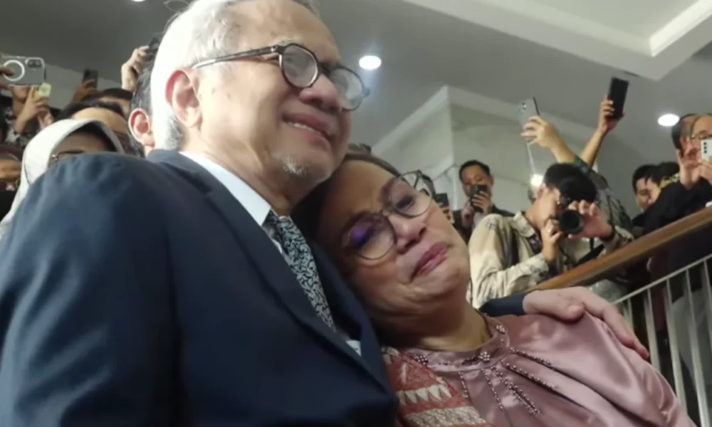 Momen sri mulyani menangis di pelukan suami saat sertijab dan diberi mawar putih oleh pegawai kemenkeu