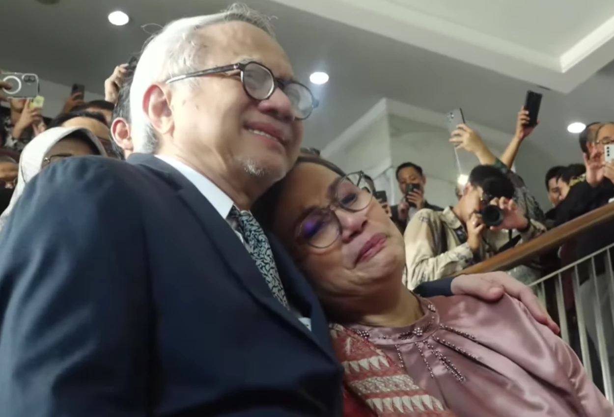Momen sri mulyani menangis di pelukan suami saat sertijab dan diberi mawar putih oleh pegawai kemenkeu