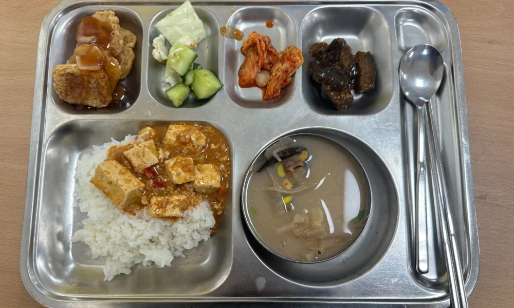 Ompreng makan bergizi gratis mengandung minyak babi setelah uji lab di china