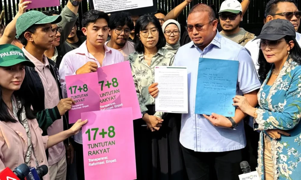 Perdana ikut demo, jerome polin bertemu anggota dpr dan serukan langsung 17+8 tuntutan rakyat