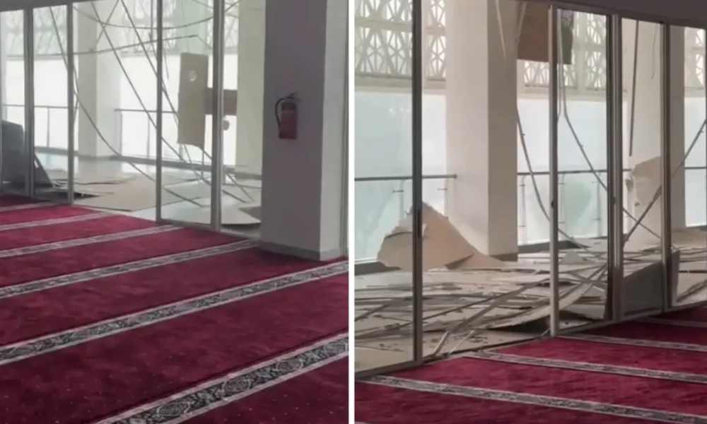 Plafon masjid di bsd ambruk diterpa hujan dan angin kencang