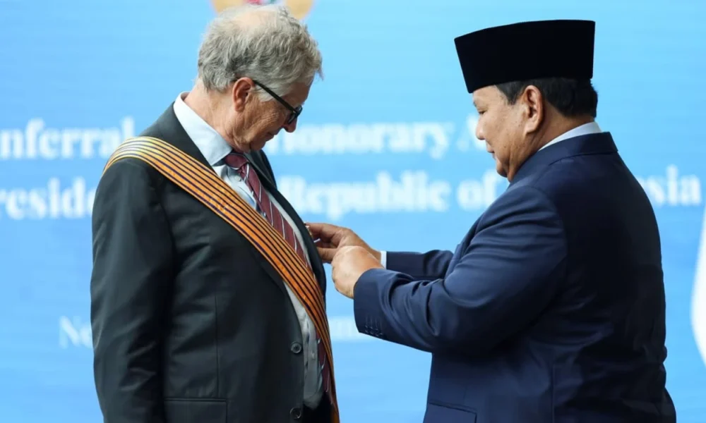 Prabowo anugerahkan bintang jasa utama kepada bill gates atas kontribusinya bagi indonesia