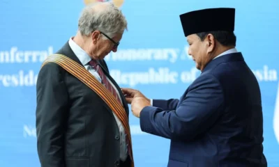 Prabowo anugerahkan bintang jasa utama kepada bill gates atas kontribusinya bagi indonesia