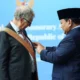 Prabowo anugerahkan bintang jasa utama kepada bill gates atas kontribusinya bagi indonesia