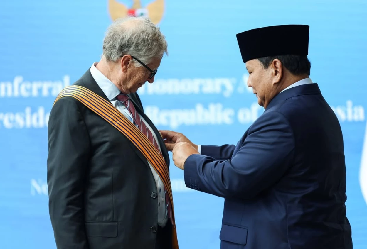 Prabowo anugerahkan bintang jasa utama kepada bill gates atas kontribusinya bagi indonesia