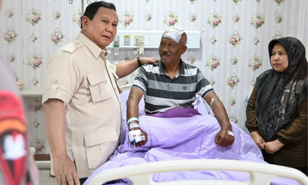 Prabowo jenguk korban imbas ricuh demo di rs polri