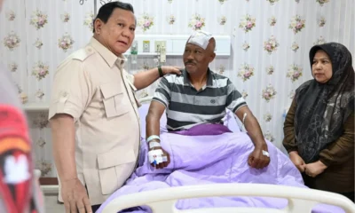 Prabowo jenguk korban imbas ricuh demo di rs polri