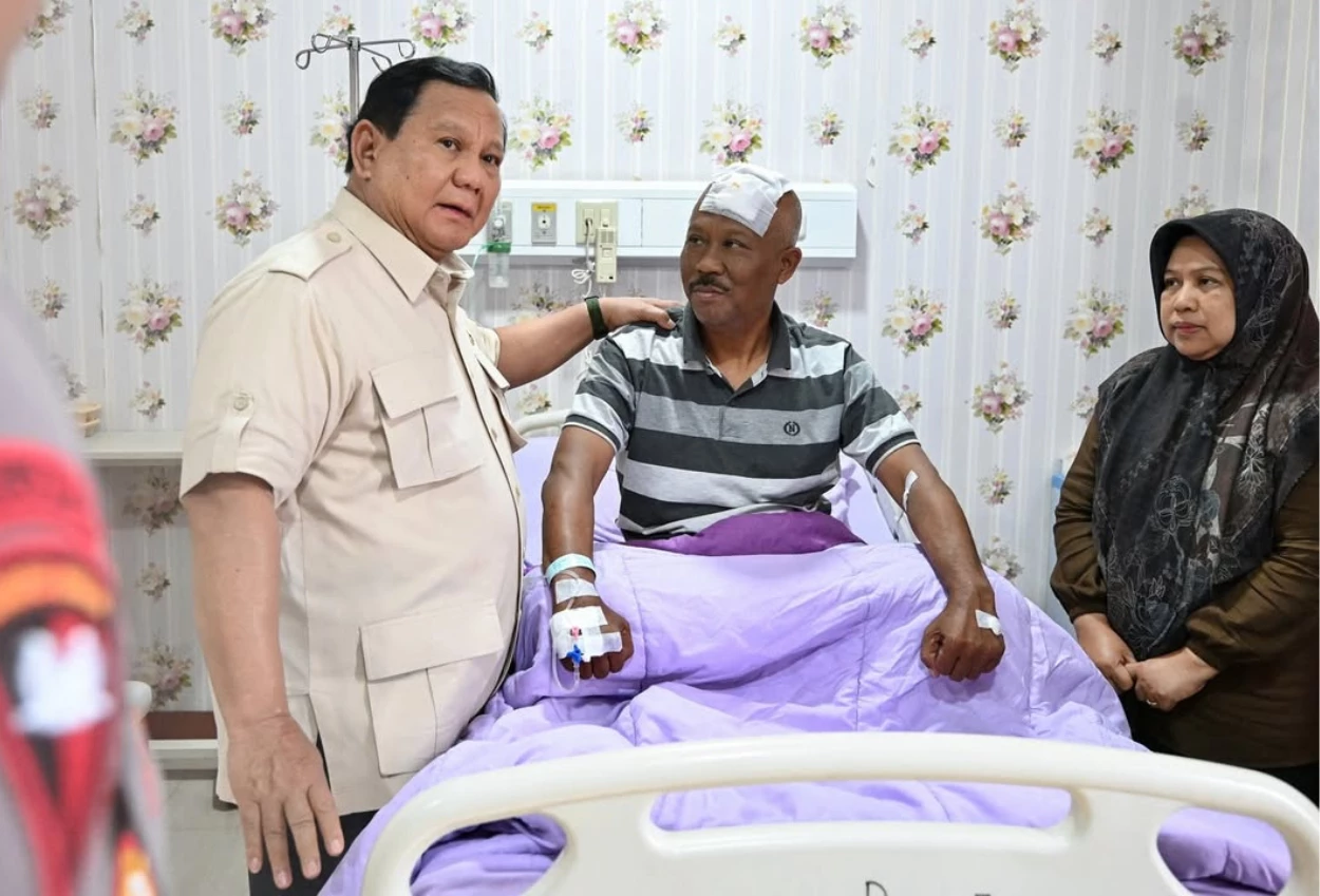 Prabowo jenguk korban imbas ricuh demo di rs polri