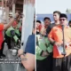 Rano karno dan driver ojol kompak bersihkan halte senen yang dibakar massa