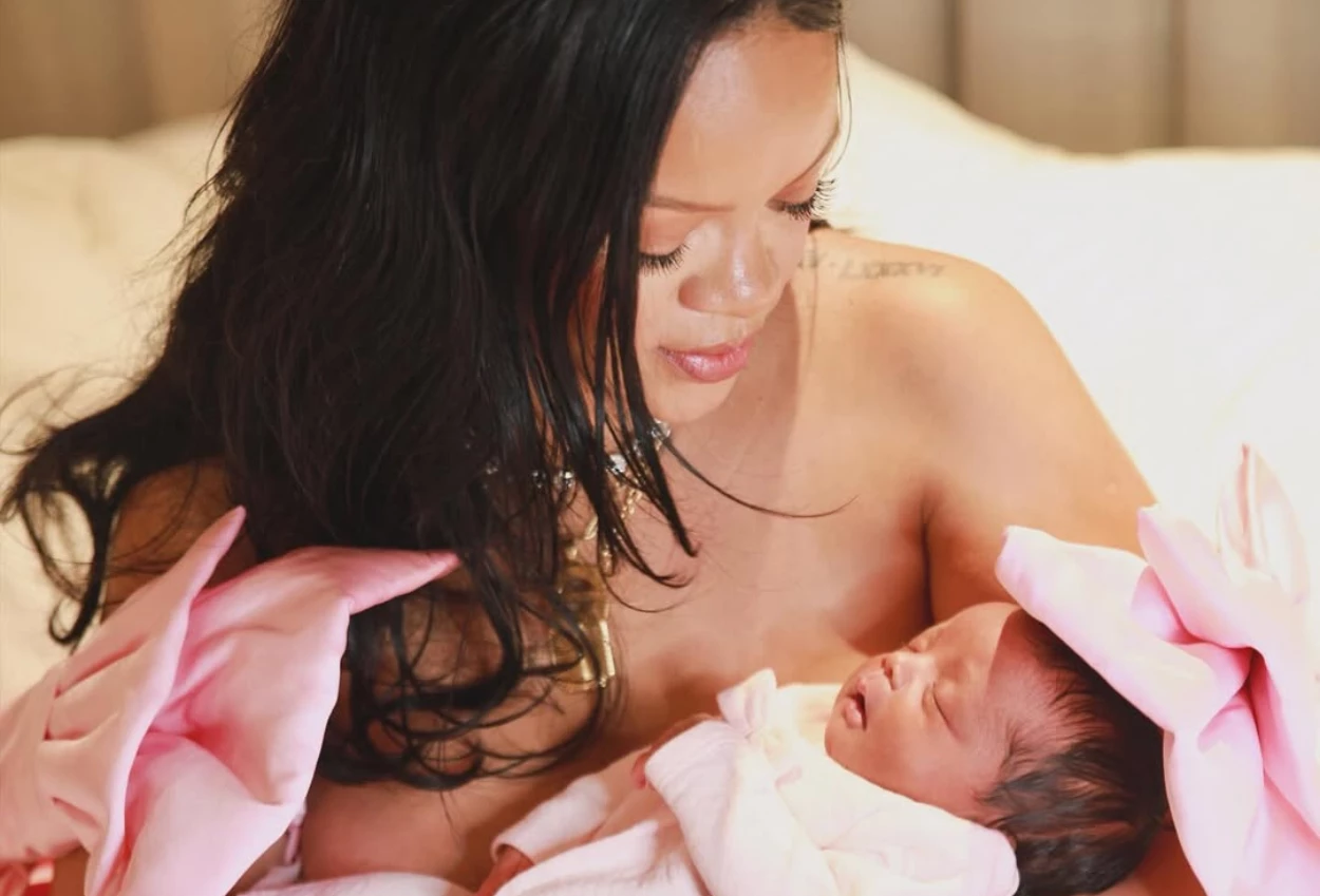 Rihanna pamer foto melahirkan anak ketiga, liontin seharga rp133 juta bikin salfok!