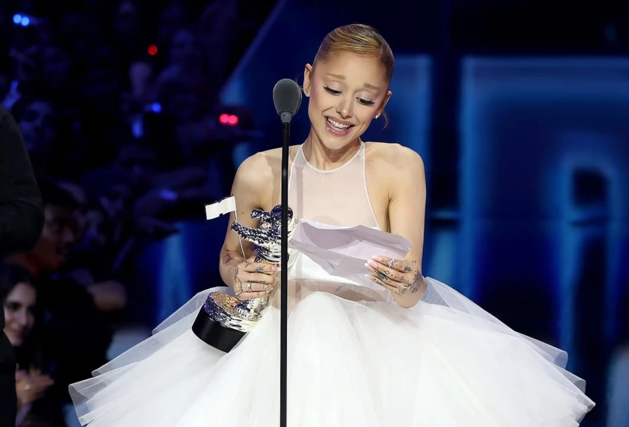 Sabet penghargaan di mtv vmas, ariana grande terima kasih kaum gay