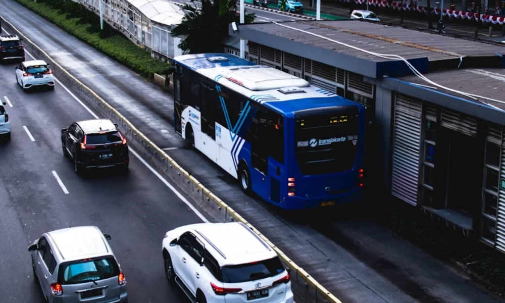 Seluruh layanan transjakarta mulai beroperasi penuh hari ini, ada pengalihan rute