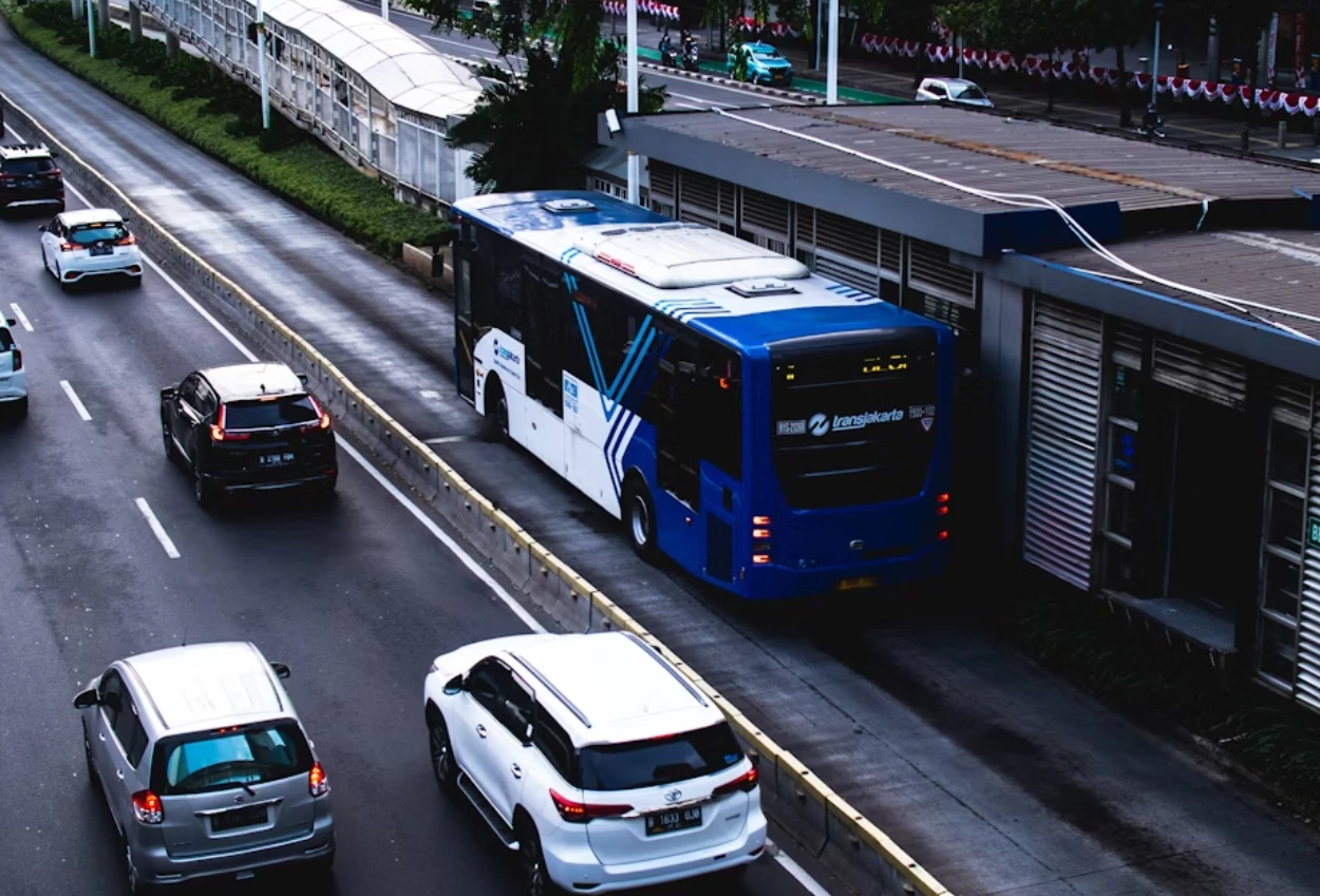Seluruh layanan transjakarta mulai beroperasi penuh hari ini, ada pengalihan rute