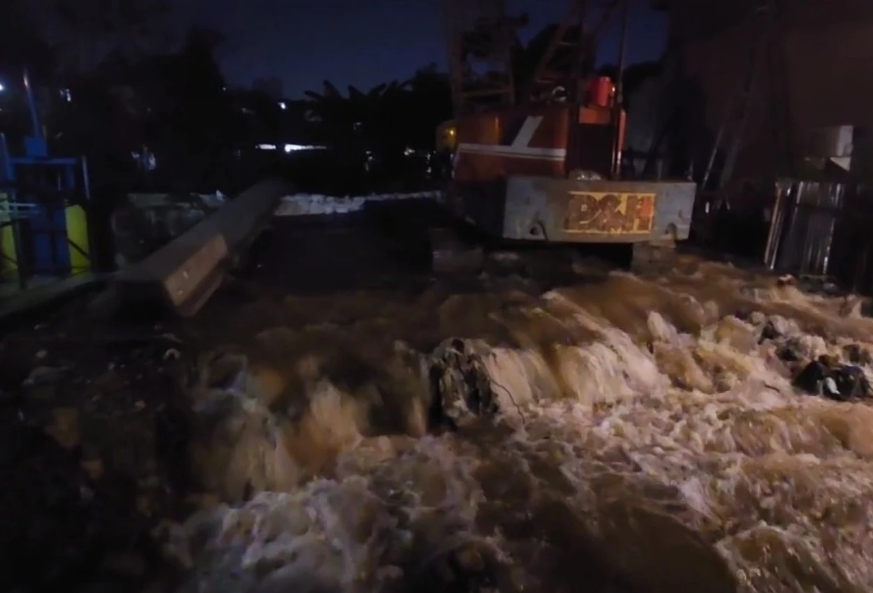 Tanggul karung pasir jebol di bintaro, banjir satu meter rendam ratusan rumah