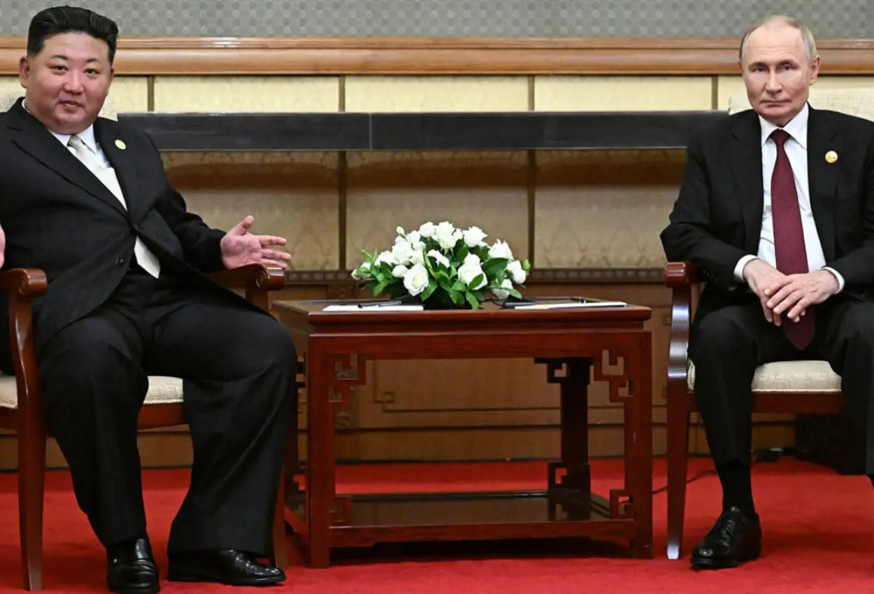 Viral! stafsus bersihkan kursi hingga gelas yang digunakan kim jong un usai bertemu dengan putin